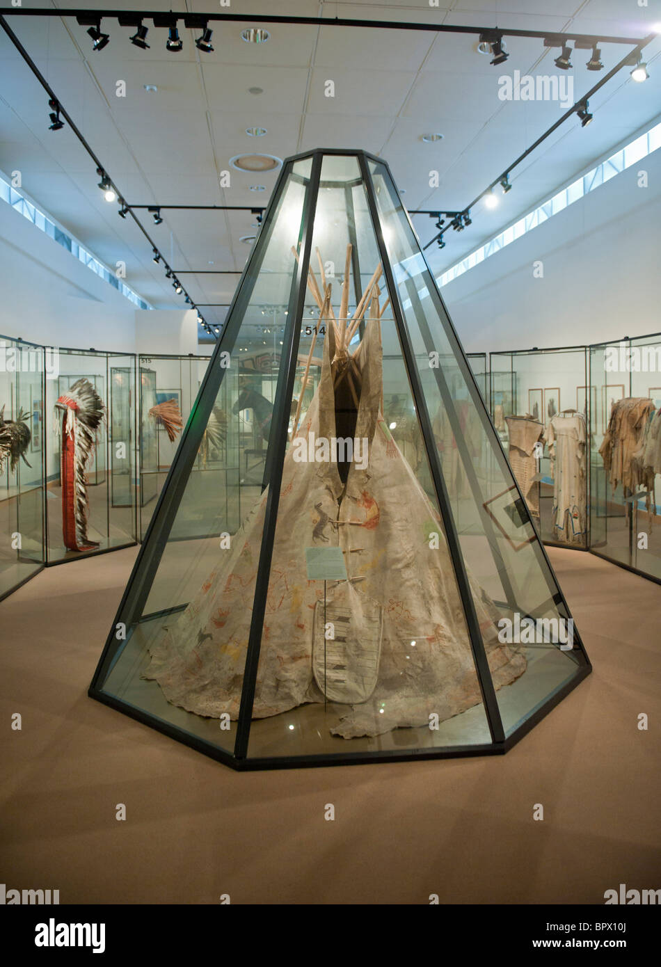 North American Native Zelt auf dem Display im Ethnologischen Museum Dahlem in Berlin Deutschland Stockfoto