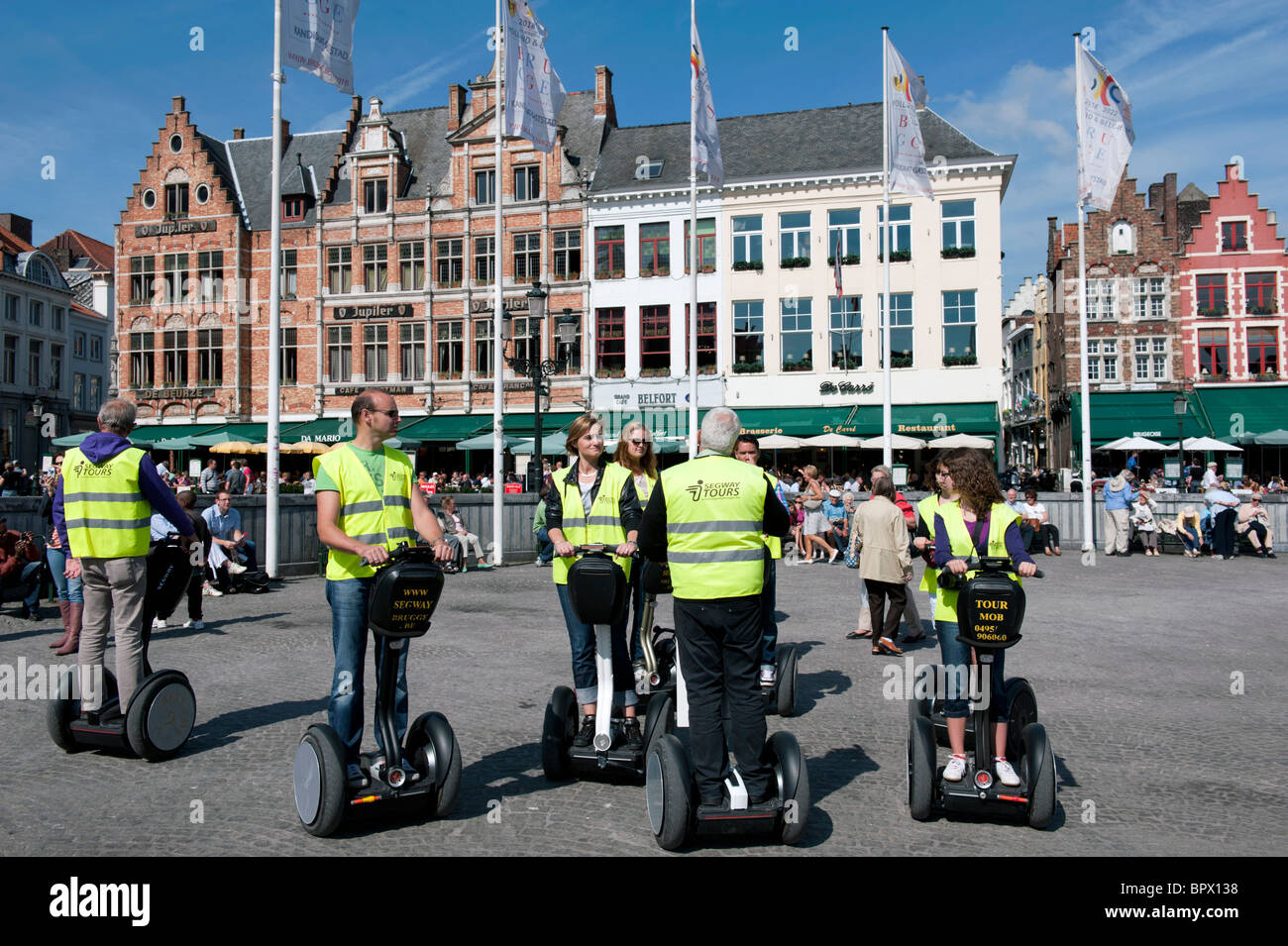 Gruppe von Touristen auf Tour des historischen Brügge auf Segway Elektrofahrzeuge in Belgien Stockfoto