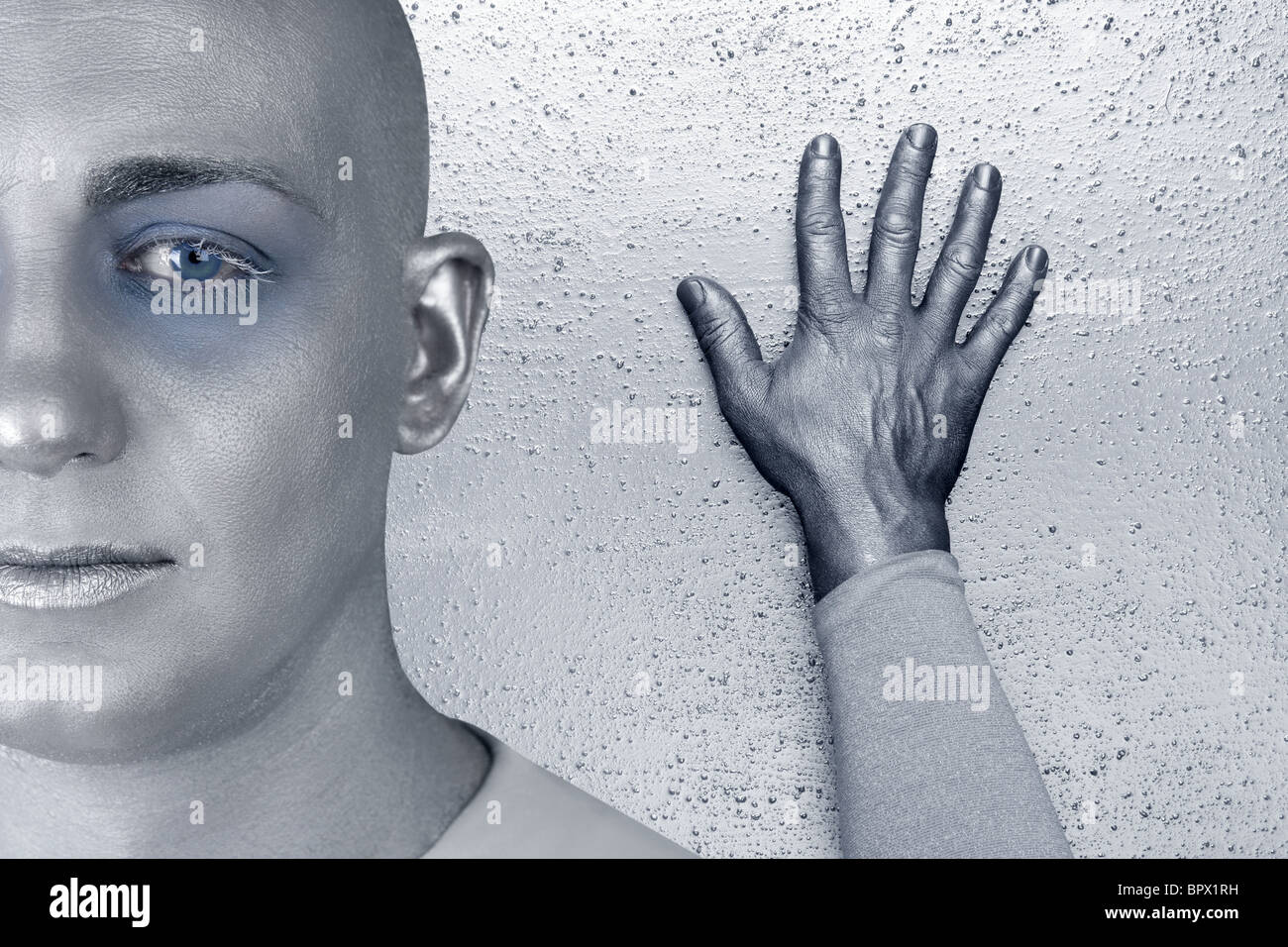 fremden Mann Porträt futuristische Silberhaut außerirdischen Raum Metapher Stockfoto