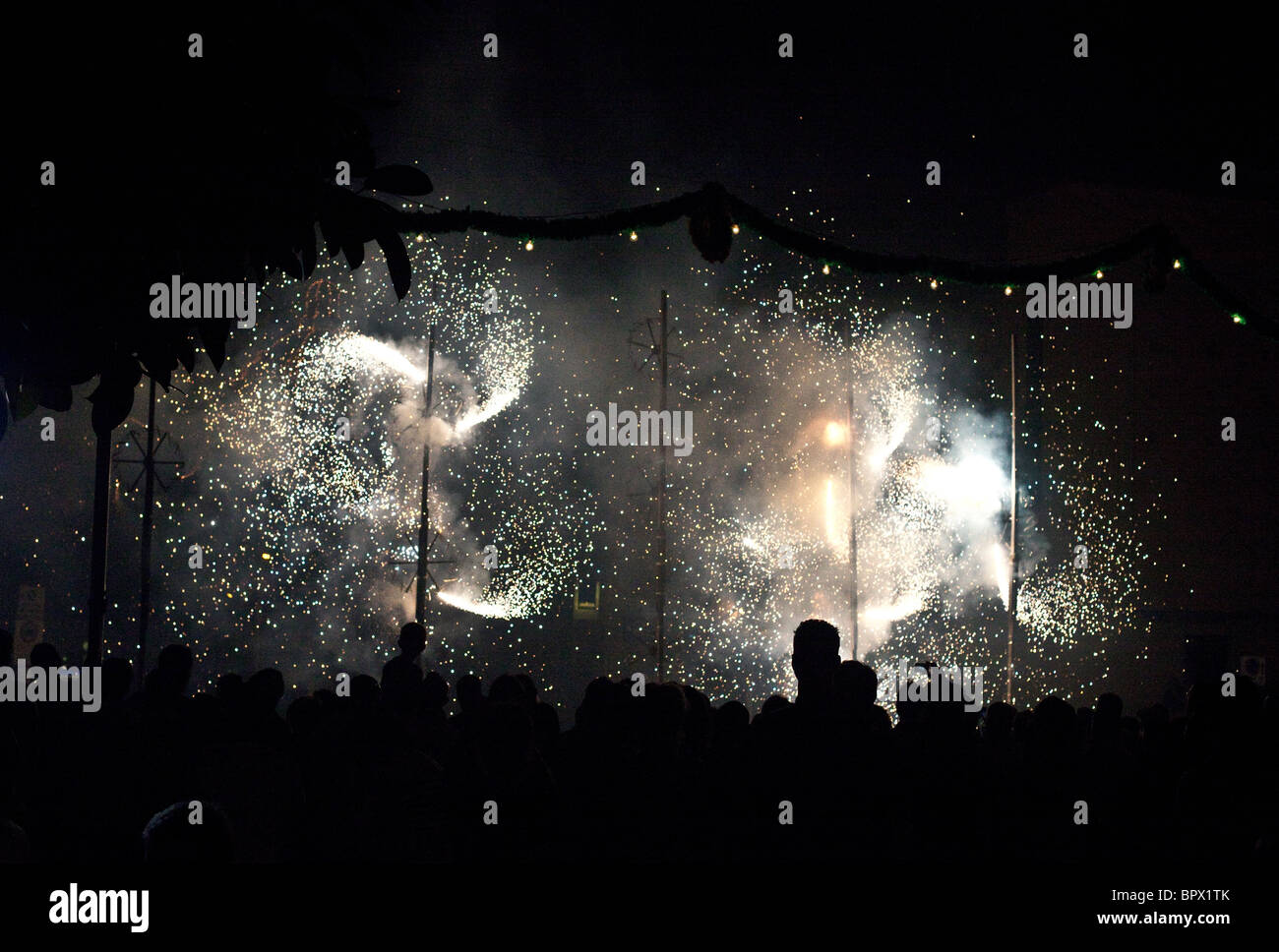 Straße Feuerwerk in Birkirkara, Malta bei der Festa St Helen Stockfoto