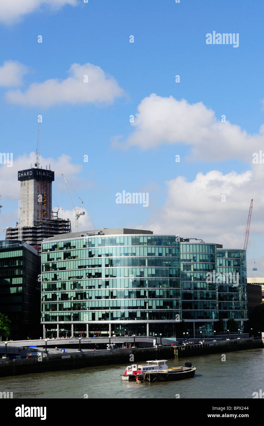 Mehr London Riverside und der Shard Wolkenkratzer von Tower Bridge, London, England, UK Stockfoto