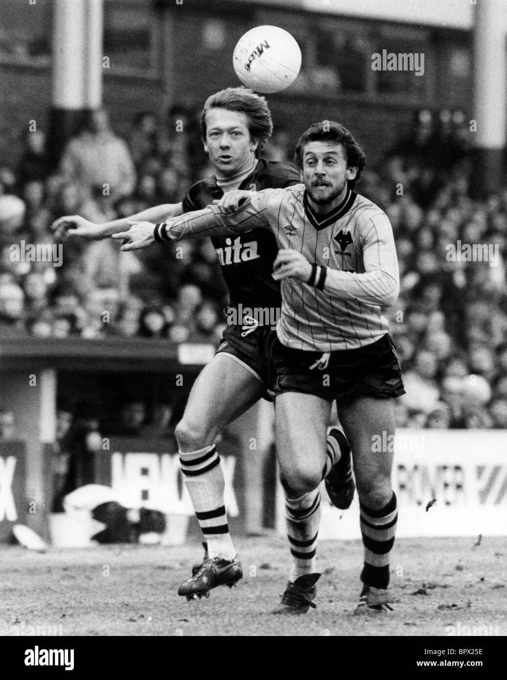 Aston Villa V Wölfe im Villa Park März 1984 Peter Daniel von Wölfen und Aston Villa Alan Curbishley. 25. Februar 1984 Stockfoto