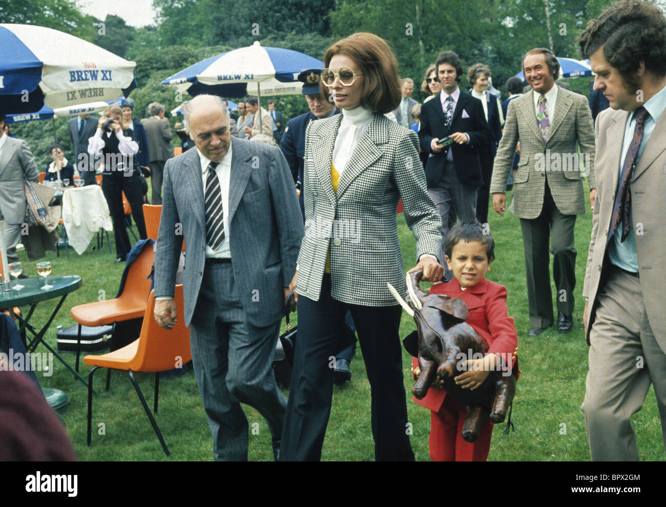 Sophia Loren mit ihrem Mann Carlo Ponti und ihrem Sohn Cipi am 17. Mai 1973 im Bewdley Safari Park. Bild von Dave Bagnall. Stockfoto