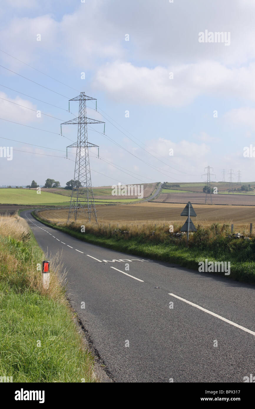 Land straße und Strommasten in der Nähe von aberlemno Angus Schottland september 2010 Stockfoto