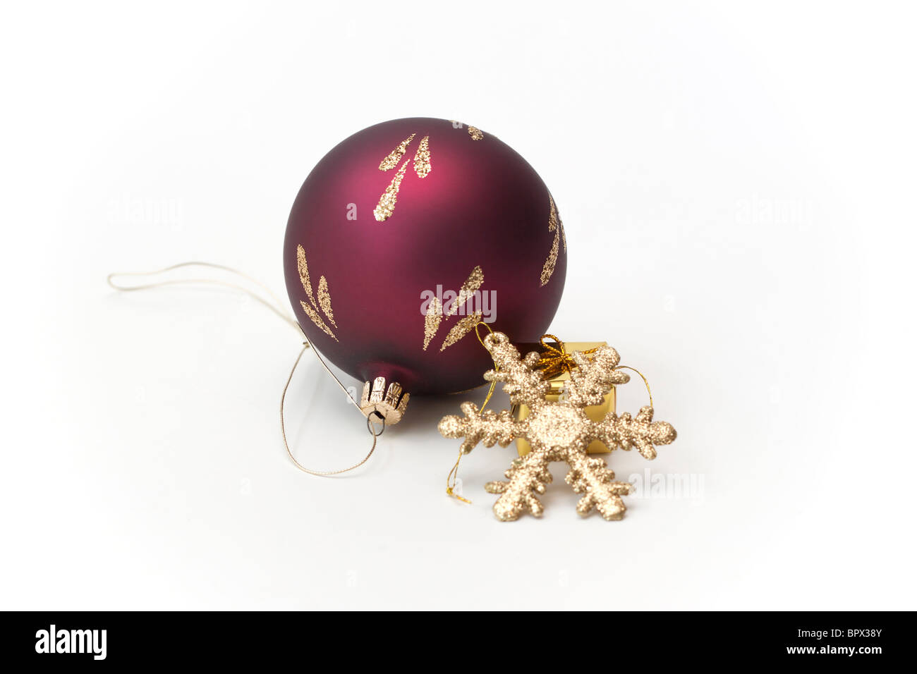 Weihnachtsschmuck, rote Kugel und Goldstern Stockfoto