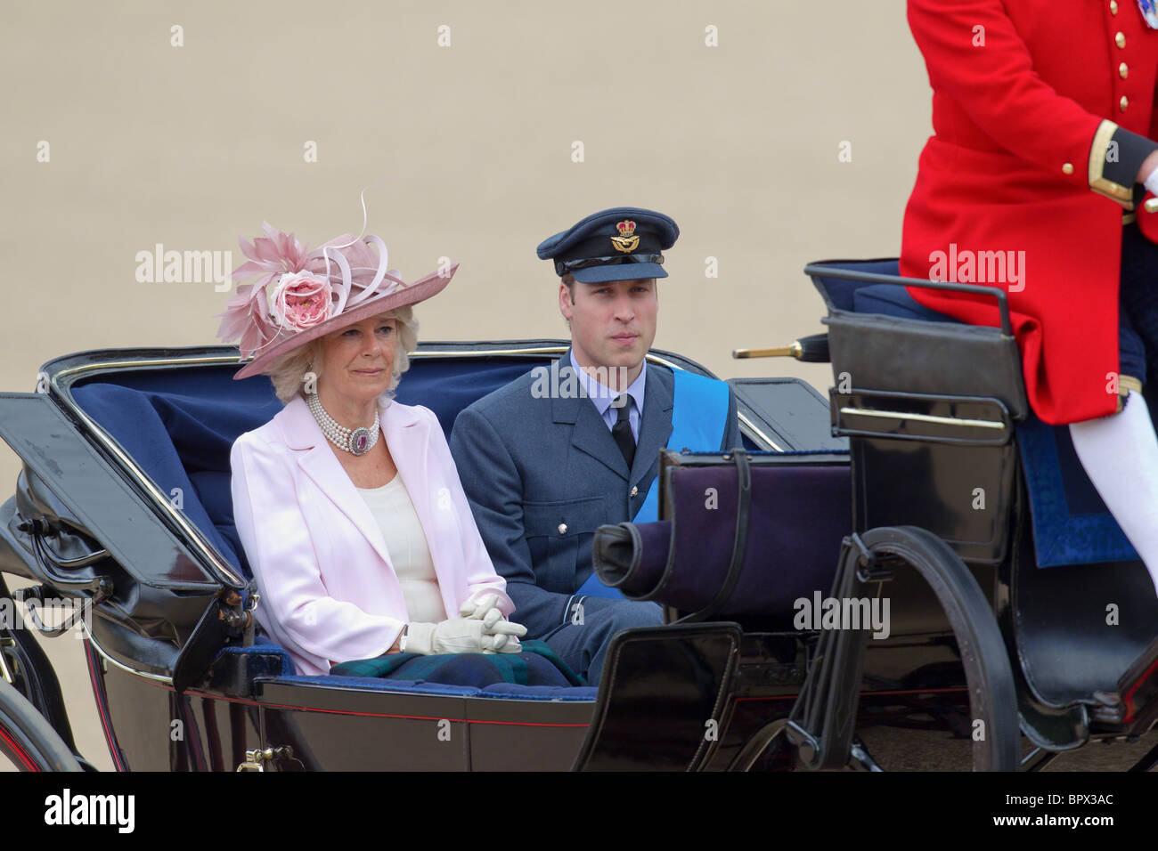 Prinz William von Wales und die Herzogin von Cornwall auf dem Weg zur Horse Guards Gebäude. "Trooping die Farbe" 2010 Stockfoto