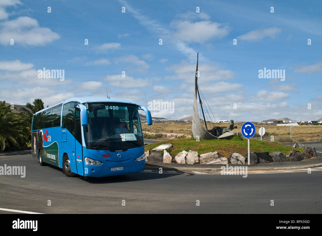 dh PUERTO CALERO LANZAROTE Tour Bus touring Lanzarote Yacht Segeln Statue Calero Kreisverkehr Stockfoto