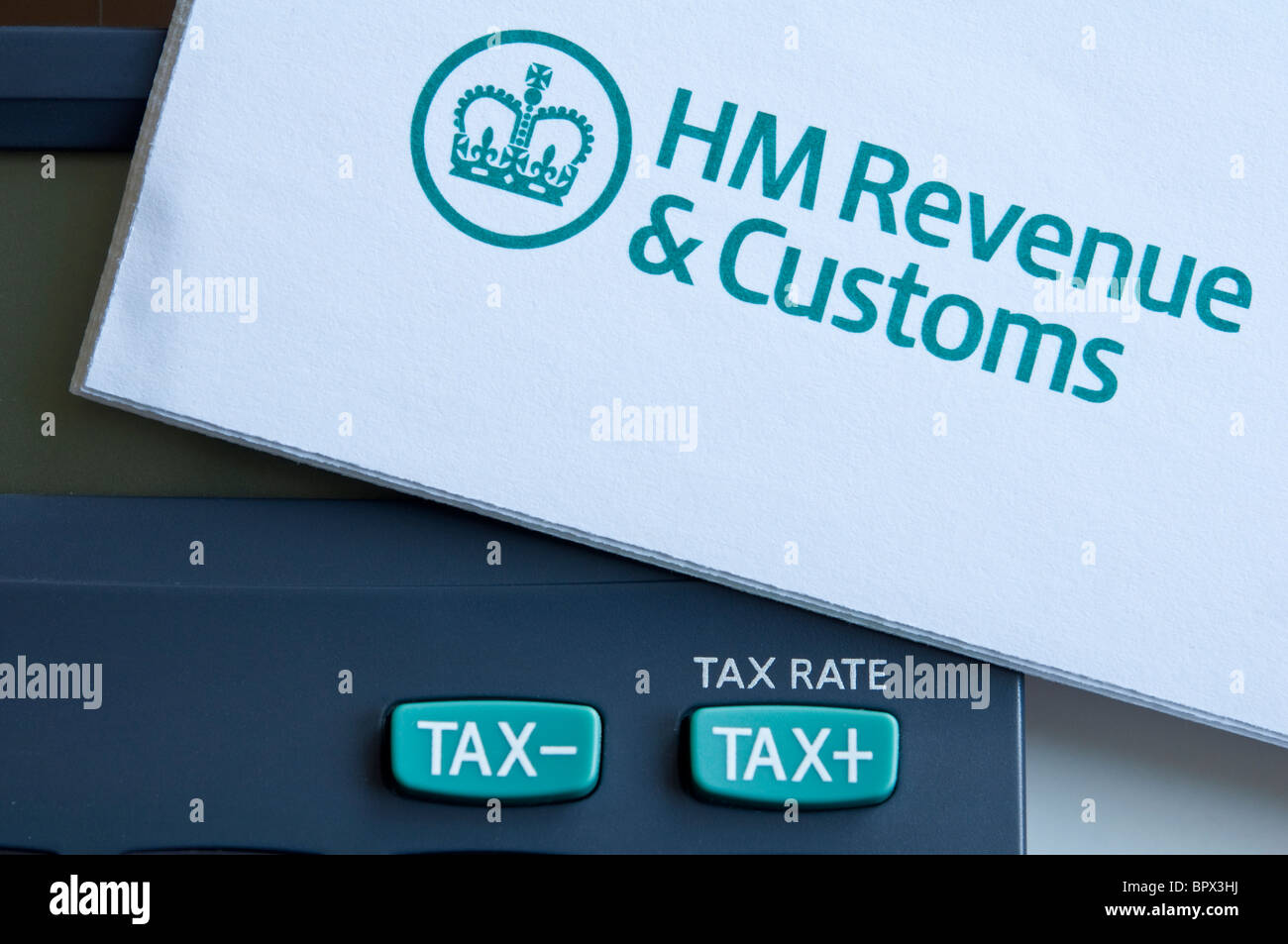 Nahaufnahme von "Steuer" (Tasten auf einen Taschenrechner und einen UK, HMRC Steuerformular +/-). Stockfoto
