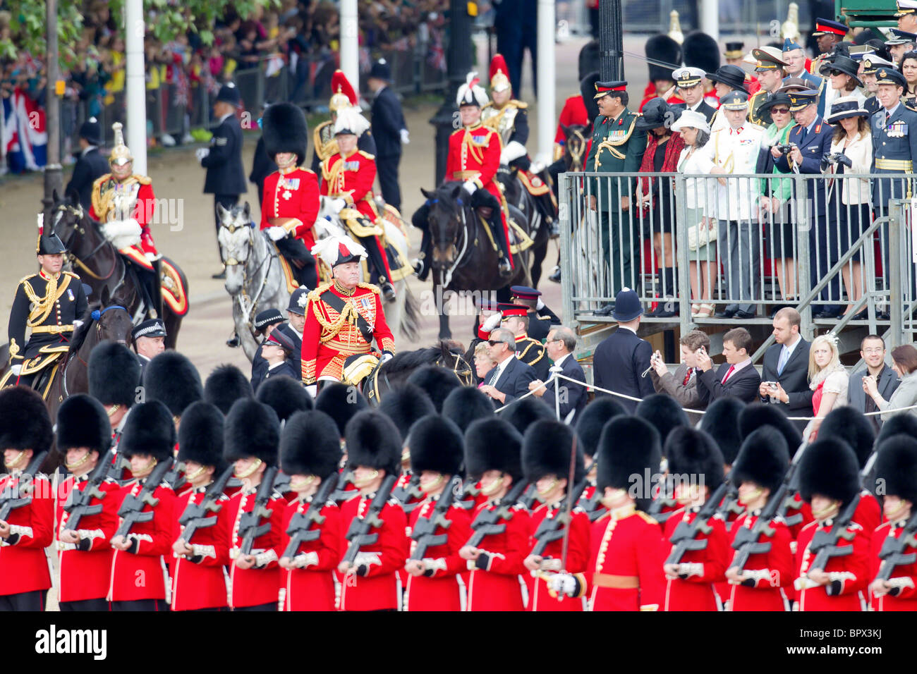 Königliche Prozession - Meister des Pferdes und Royal Colonels. "Trooping die Farbe" 2010 Stockfoto