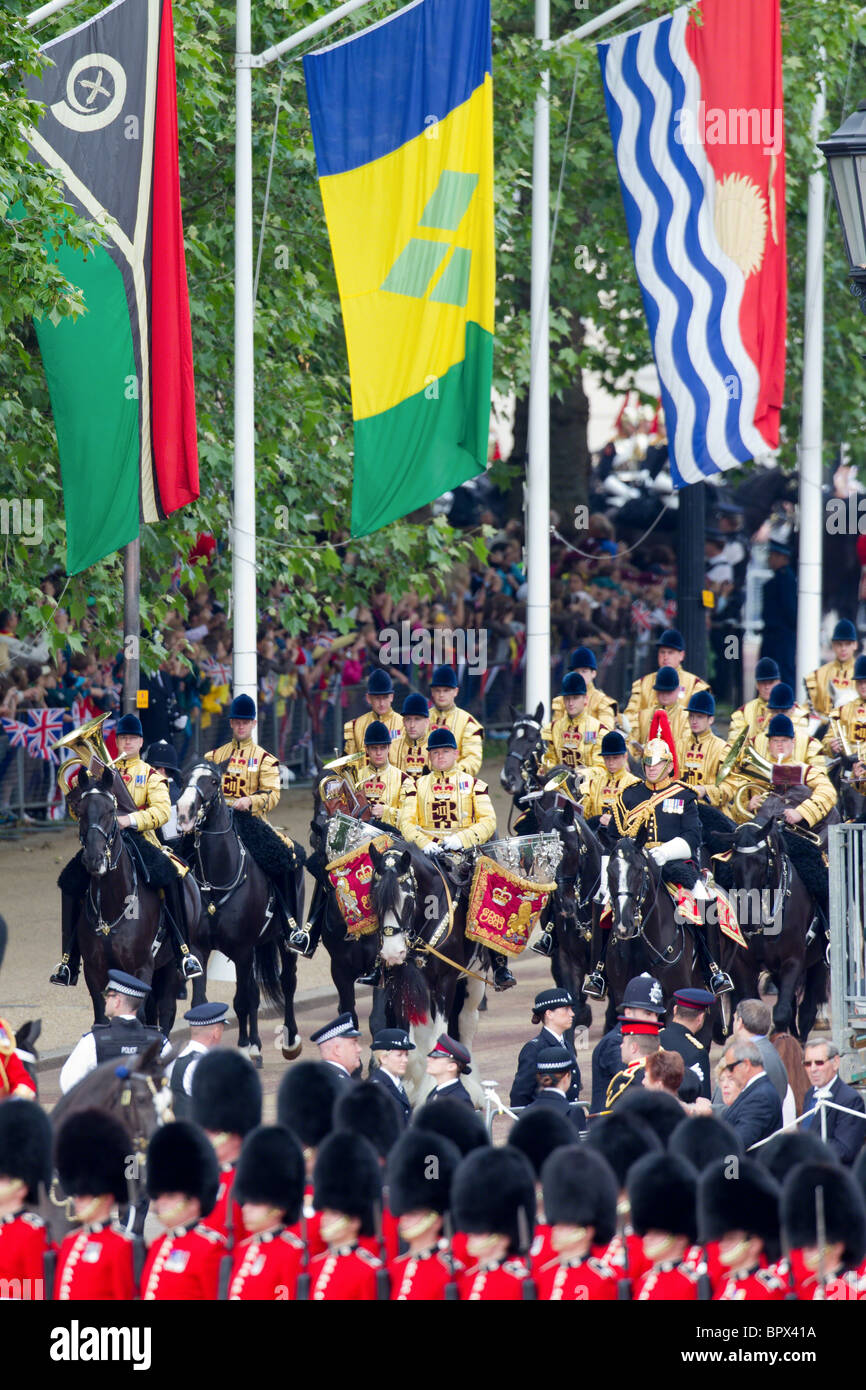 Bands der Household Cavalry, die auf dem Exerzierplatz kommen montiert. "Trooping die Farbe" 2010 Stockfoto