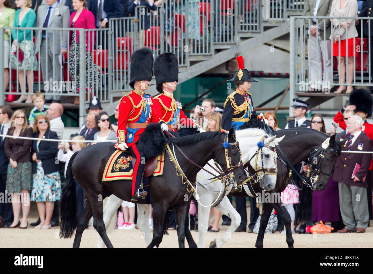 Die Royal Colonels Ankunft am Horse Guards Parade. "Trooping die Farbe" 2010 Stockfoto