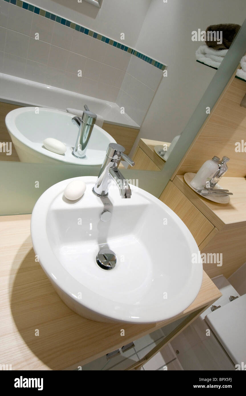 Moderne Badezimmer Waschbecken, UK Stockfoto