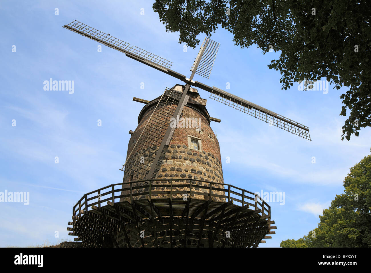 Muehlenturm Mit Historischer Windmuehle in Dormagen-Zons, Niederrhein, Nordrhein-Westfalen Stockfoto