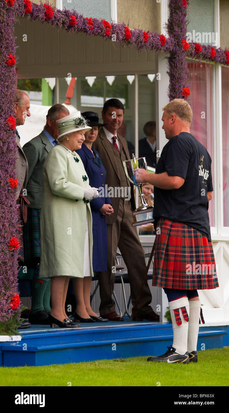 Die jährliche Braemar Highland Gathering auf Royal Deeside in Schottland von Königin Elizabeth II besucht Stockfoto