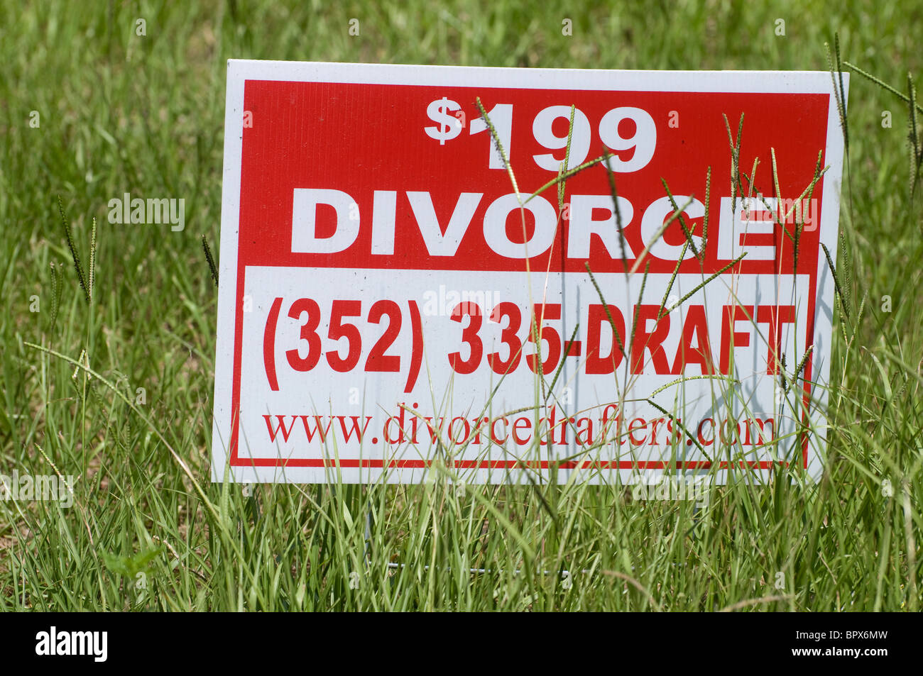 $199 Scheidung Werbeschild im Rasen in North Florida Highway Stockfoto