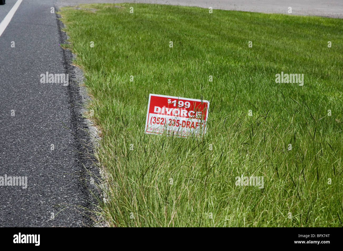 $199 Scheidung Werbeschild im Rasen in North Florida Highway Stockfoto
