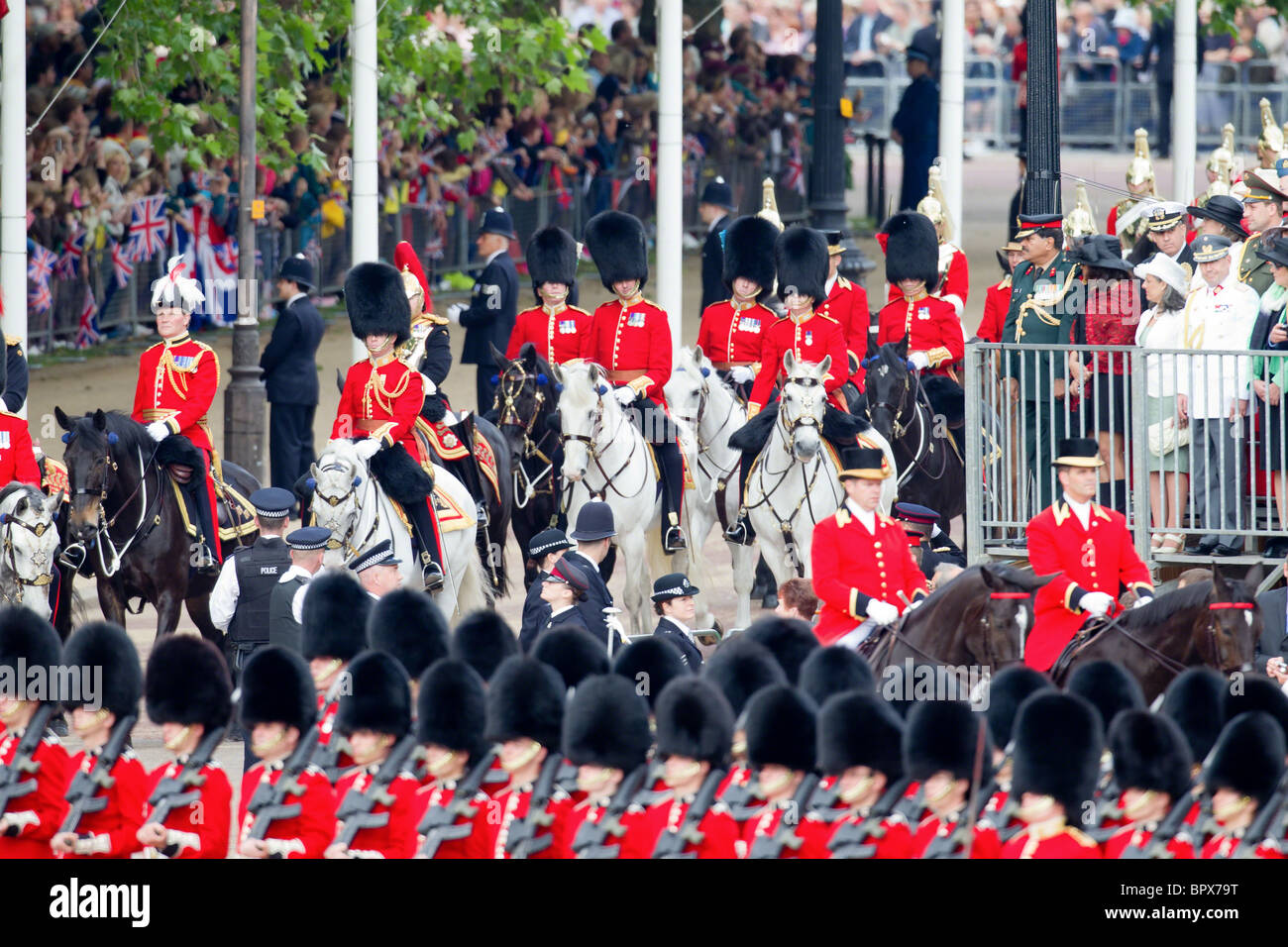 Königliche Prozession - Zeilen 12 bis 17. "Trooping die Farbe" 2010 Stockfoto