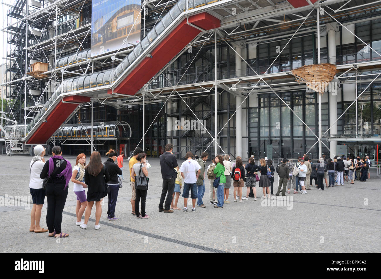 Schlange von Touristen vor dem Eintritt ins Centre Pompidou, Paris, Frankreich Stockfoto