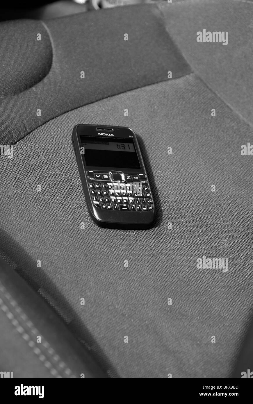 Telefon auf Autositz Stockfoto