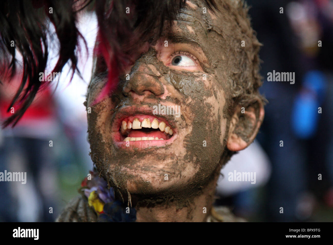 Mann bedeckt in Schlamm auf der Swindon Pride Event 2010 in der Bowl in städtischen Gärten. Stockfoto