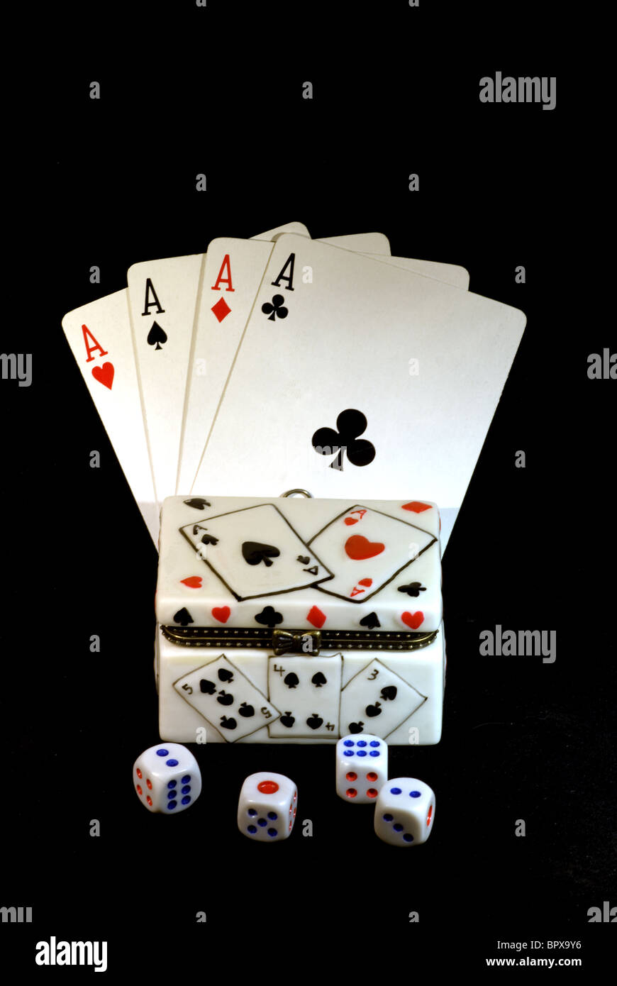 Vorne Nahaufnahme von 4 Asse Pokerhand mit ausgefallenen Würfel-Box und vier Würfel. Stockfoto