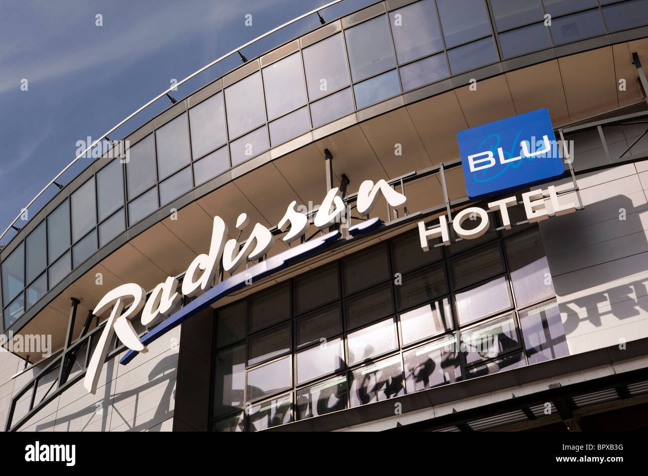 Großbritannien, England, Manchester Flughafen, Radisson Blu Hotel Schild Stockfoto