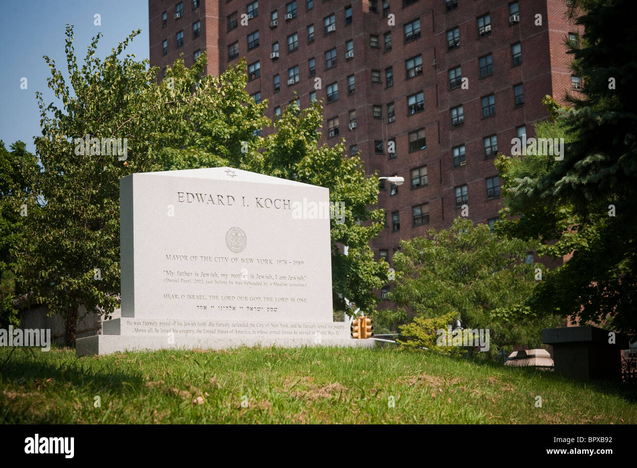 Der Grabstein des ehemaligen NYC Bürgermeister Edward I. Koch n die Trinity Church Cemetery und Mausoleum in New York in Washington Heights Stockfoto