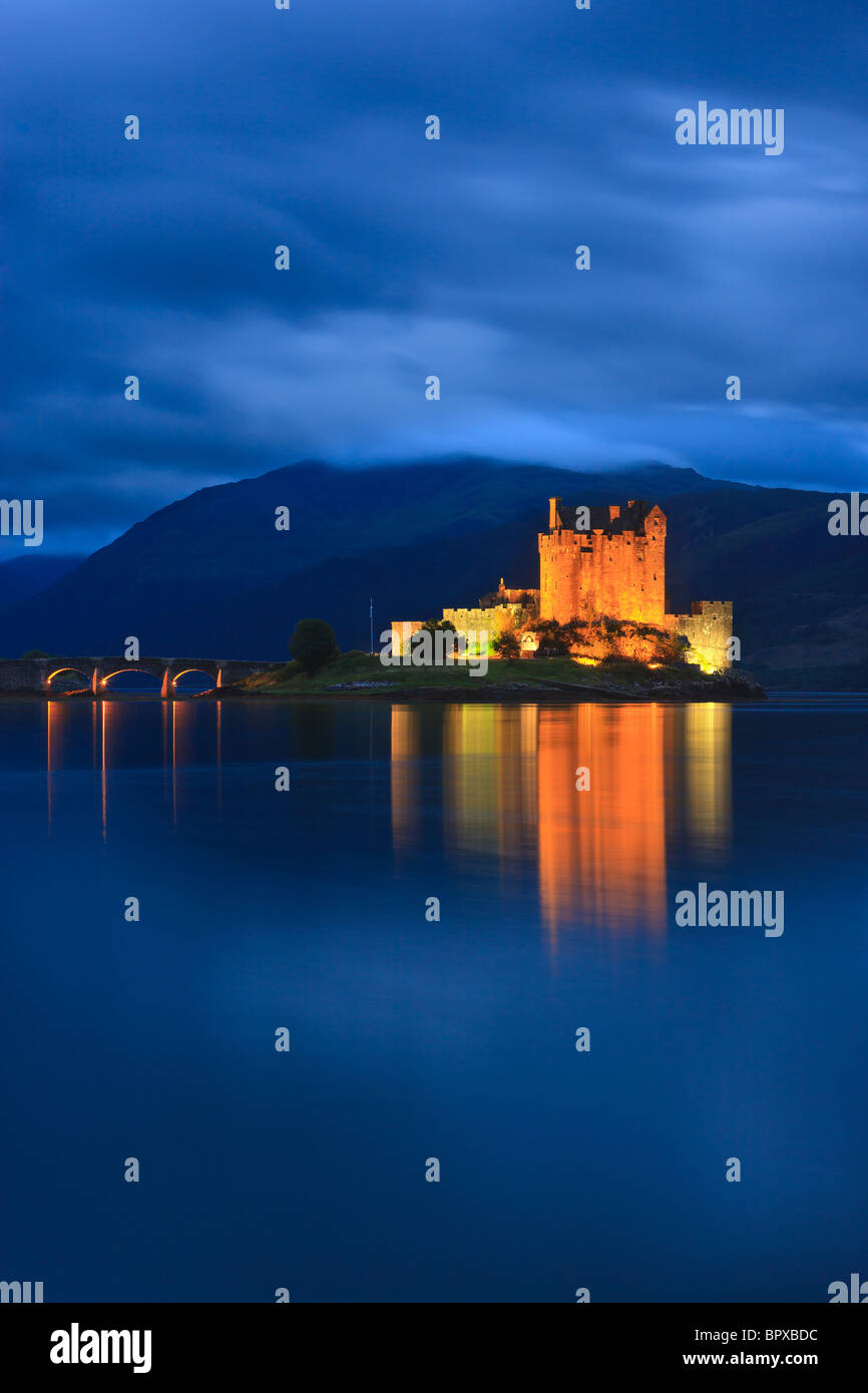 Berühmte Eilean Donan Castle zur blauen Stunde nach Sonnenuntergang, Schottland Stockfoto