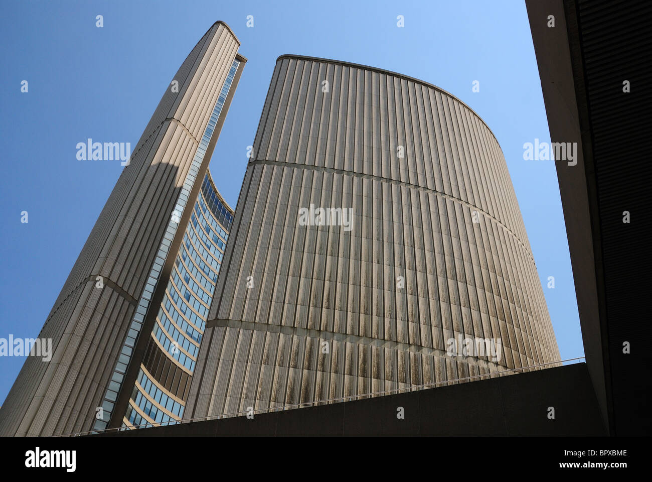 Rückansicht der einzigartige geschwungene Baustil der Toronto City Hall Stockfoto