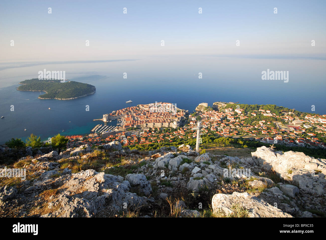 DUBROVNIK, KROATIEN. Einen Panoramablick auf Dubrovnik Altstadt, Insel Lokrum und der Adria vom Gipfel des Mount Srd. Stockfoto