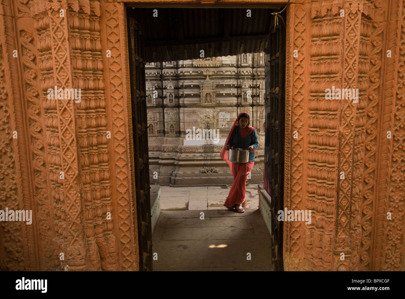 Frau in Hindu-Tempel, Godualia Altstadt, Varanasi, Indien Stockfoto