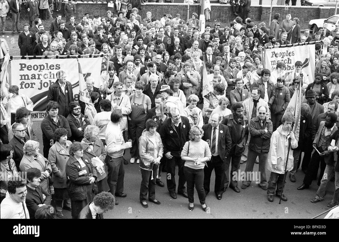 Demonstranten hören Sie die Lautsprecher an der Völker-Marsch für Jobs bei Bilston Wolverhampton 20.05.83 Stockfoto
