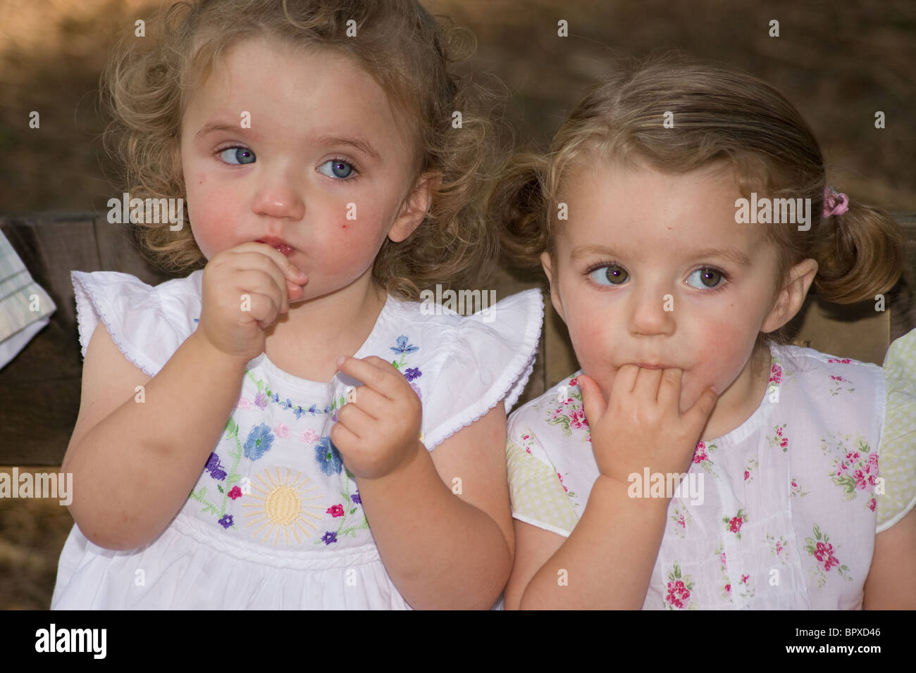 Zwillinge Kleinkinder Babys ziehen Grimassen ähnliche Stockfoto