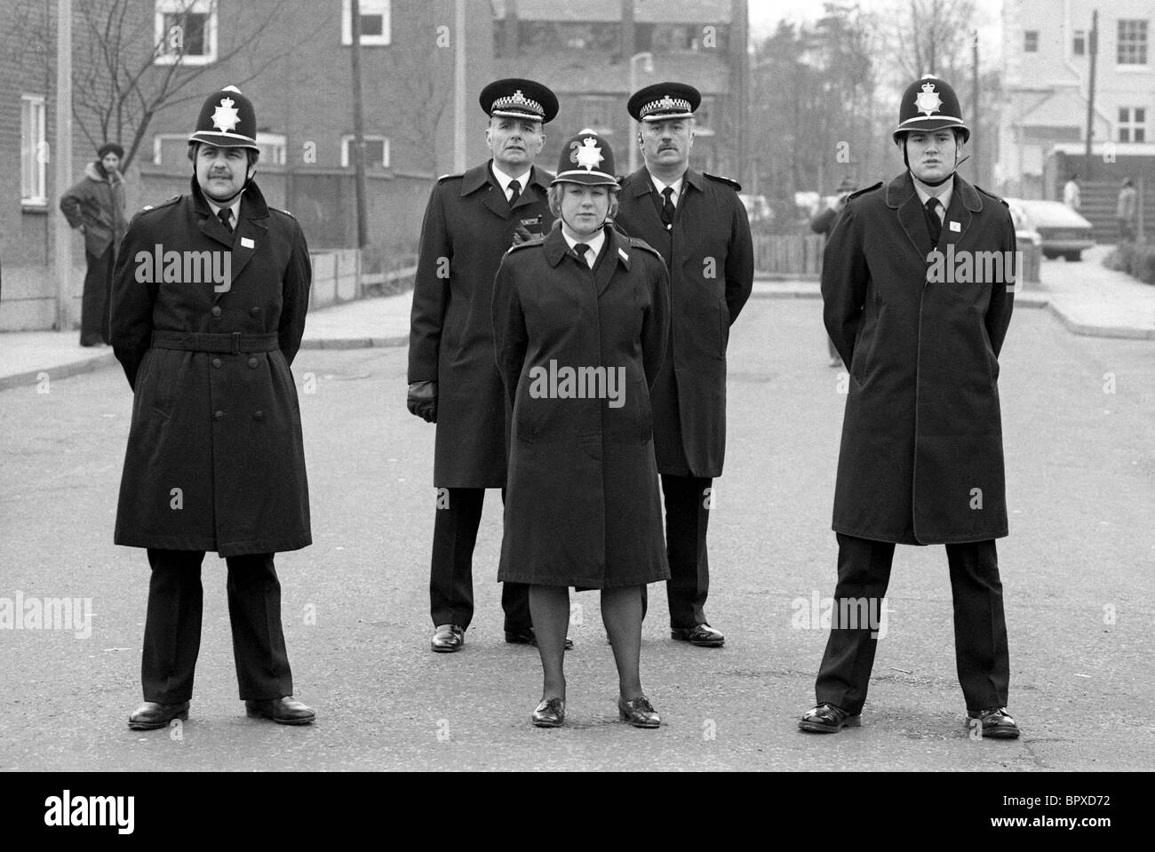 Uniformierte Polizisten bei Wolverhampton Anti Nazi März 1981 Stockfoto