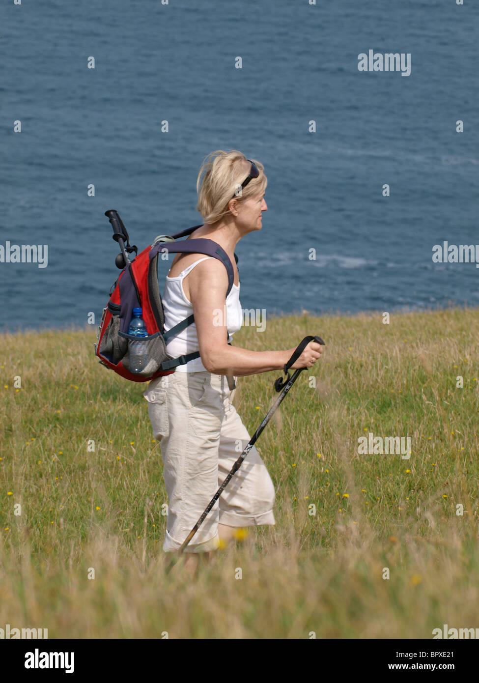 Reife Frau Wanderer auf der Süd-West Coast Path, Cornwall, UK Stockfoto