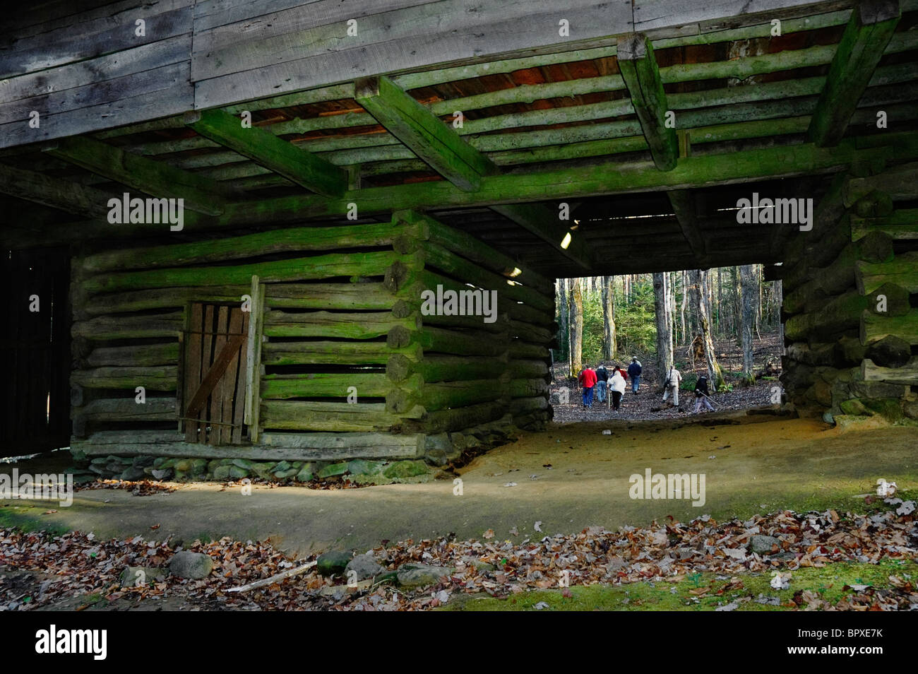 Wanderer begegnen alten, verlassenen Scheune hoch in den Smoky Mountains in der Nähe von Gatlinburg, TN. Stockfoto