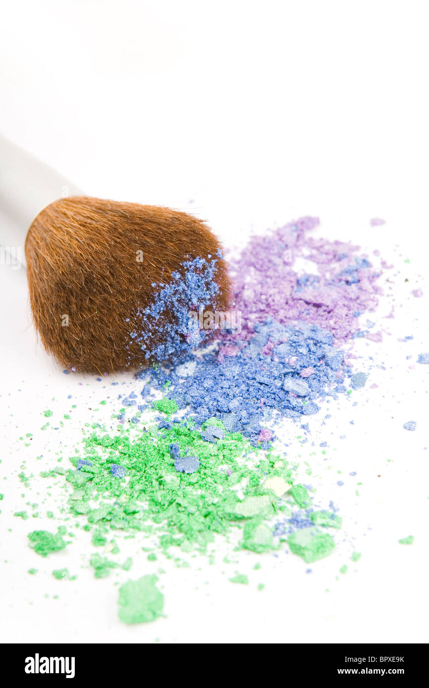 Make-up Pinsel mit bunten Lidschatten. Stockfoto