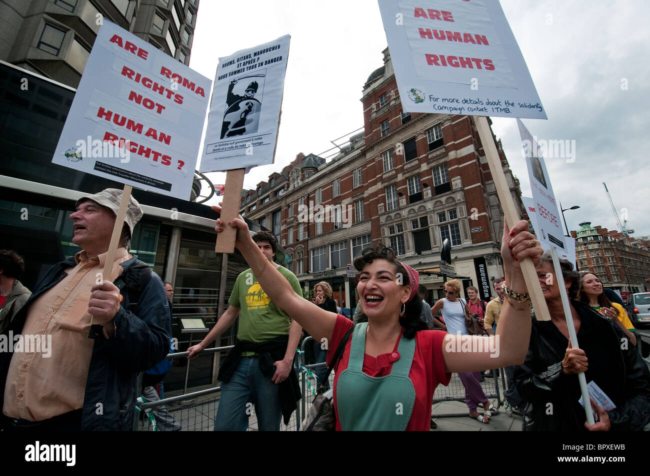 Roma-Zigeuner und irische Reisende Protest in London über die französischen Verfolgung und der Schließung der Zigeuner-Lager in Frankreich Stockfoto