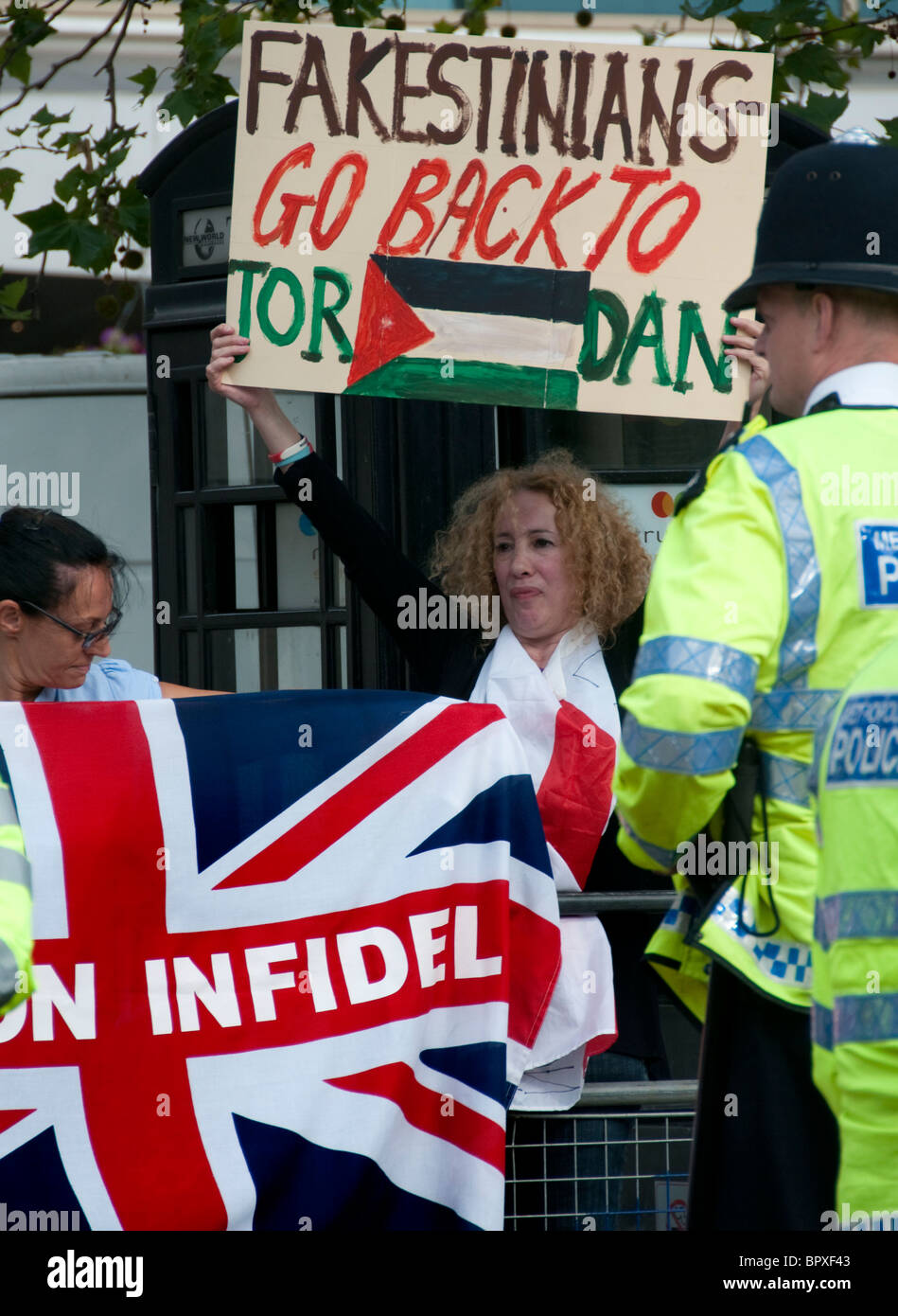 Mitglieder der islamfeindlichen rechten Flügel Gruppe The English Defence League (EDL) stören einen muslimischen Marsch Stockfoto