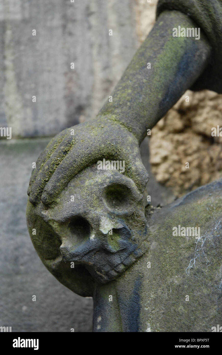 Eine Hand hält einen Schädel, Detail aus einem Gedenkgottesdienst in der Greyfriars Kirkyard in Edinburgh. Stockfoto