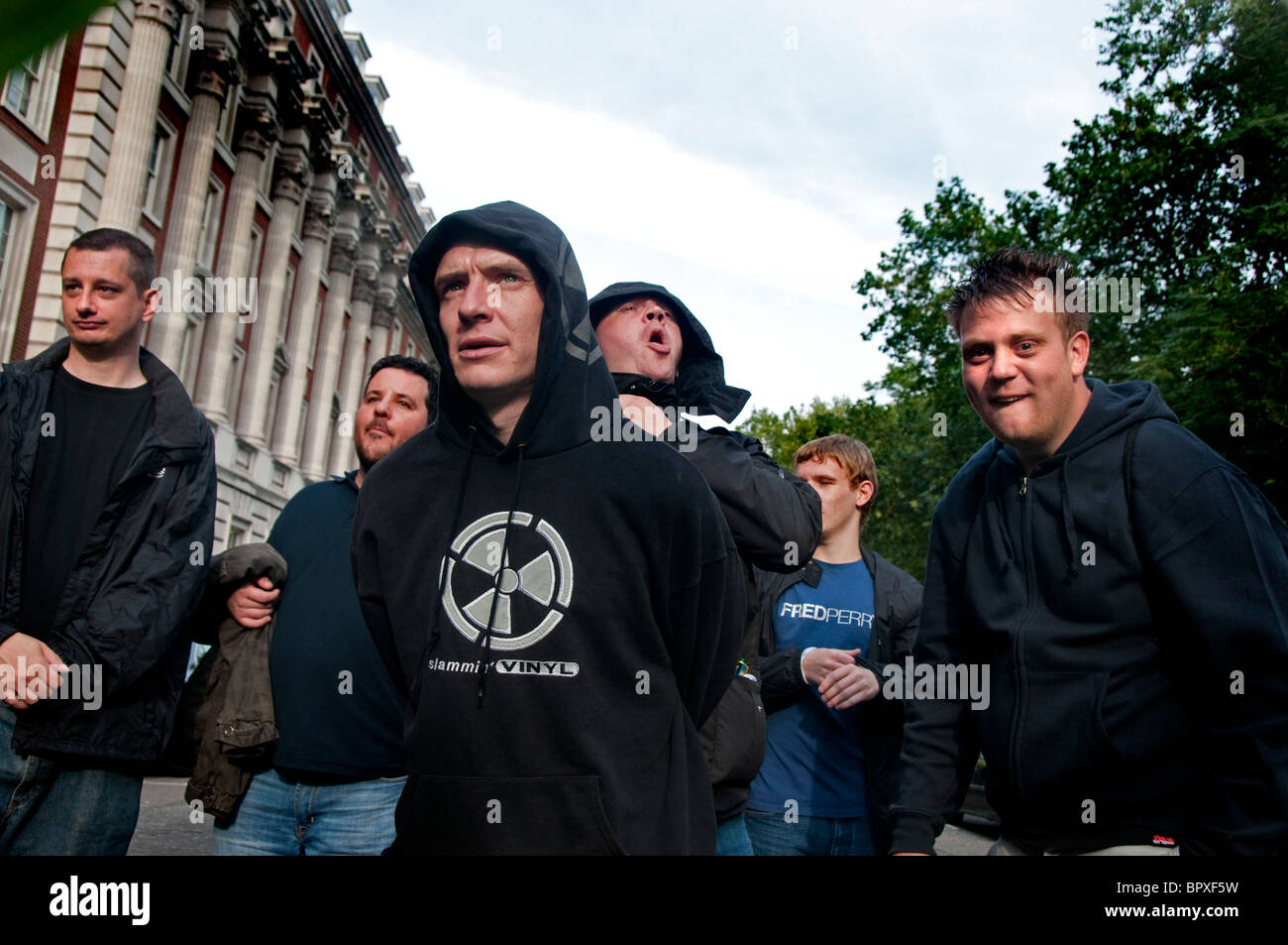 Mitglieder der islamfeindlichen rechten Flügel Gruppe The English Defence League (EDL) stören einen muslimischen Marsch Stockfoto