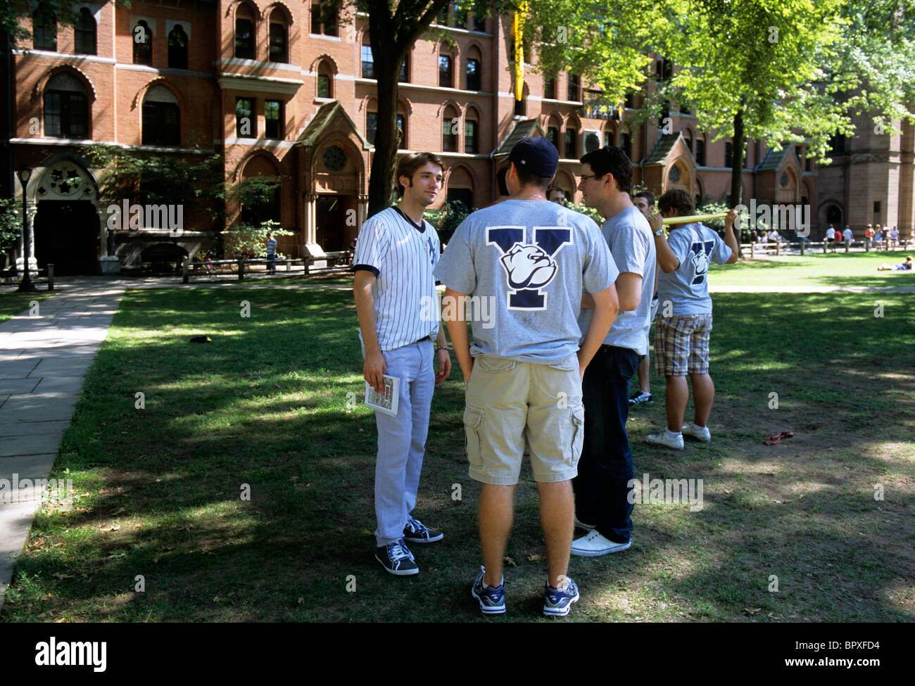 Studenten der Yale University versammeln sich auf dem College-Campus. Ivy League School. Sportliche oder sportliche Aktivitäten. Y-Logo auf dem Shirt. Stockfoto