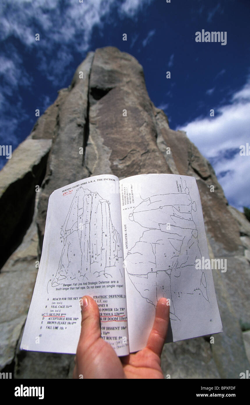 Man lesen Klettern Topo-Karte / Klettern City Of Rocks, Idaho Stockfoto