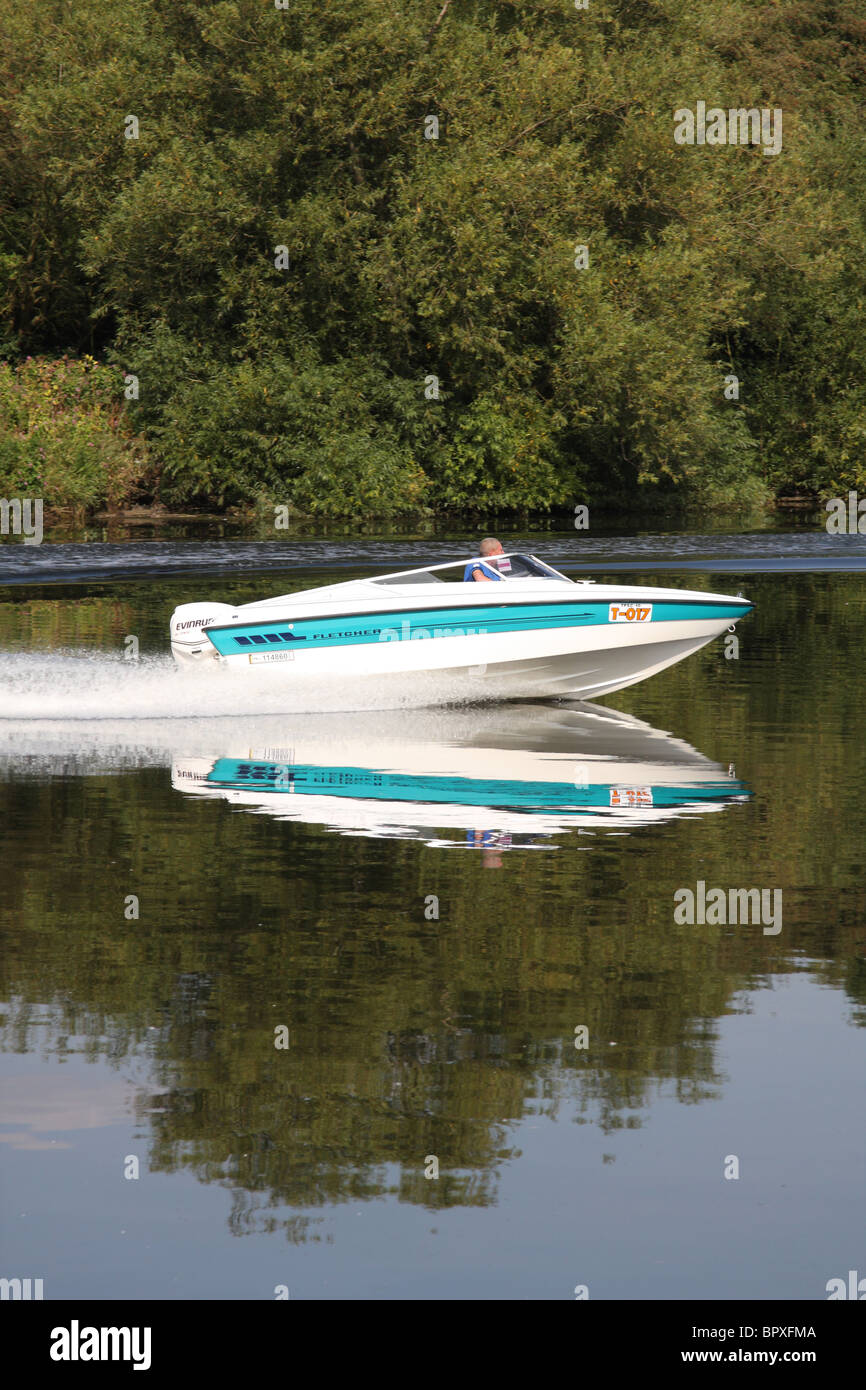 Ein Speed-Boot auf dem Fluss Trent am Gunthorpe, Nottinghamshire. Stockfoto