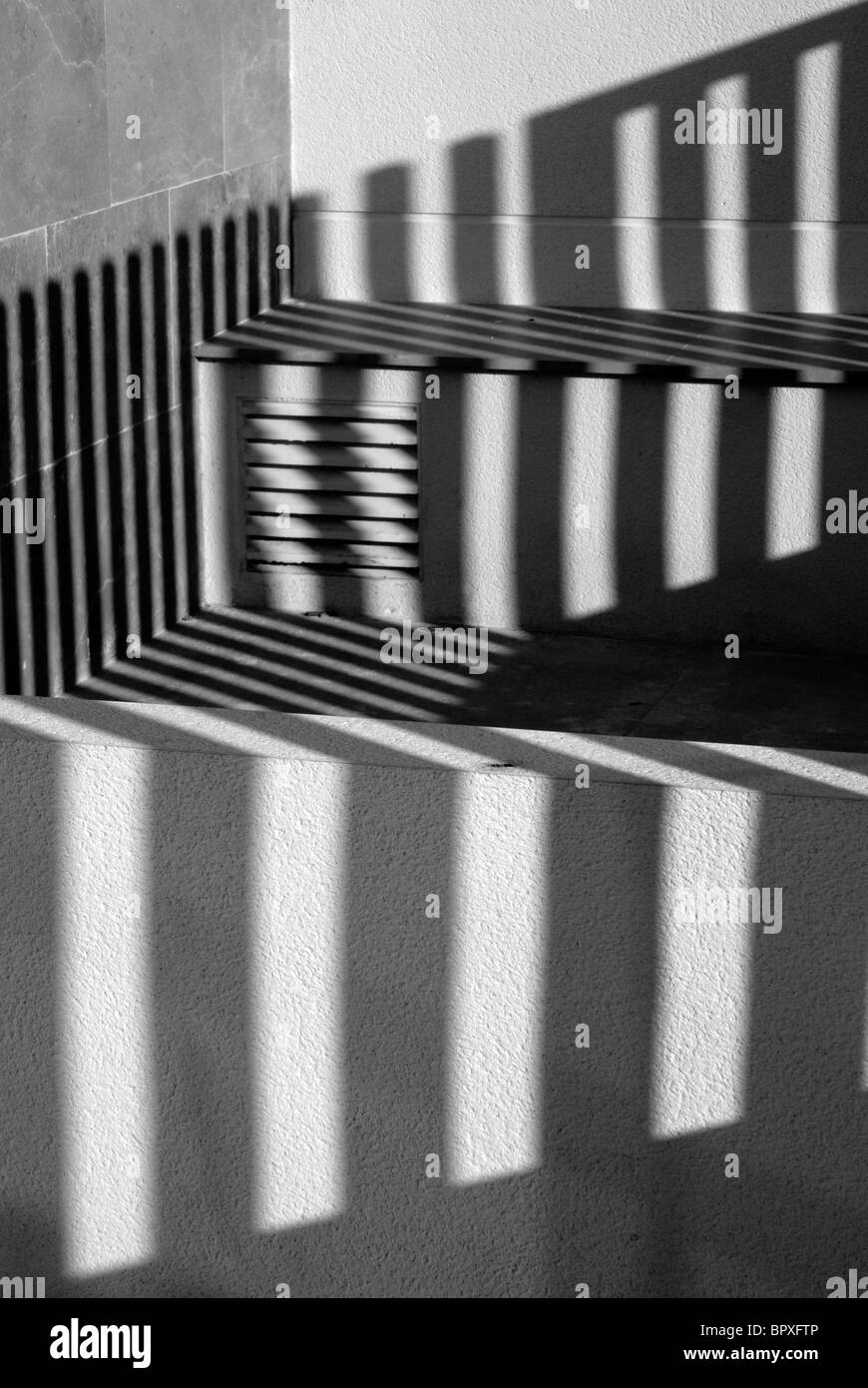 abstrakte Schatten Muster fallen auf modernen Gebäudewände Stockfoto