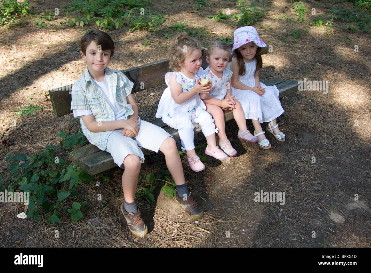 Zwillinge Kleinkind Kind stellen ansprechende Bruder Schwestern Stockfoto