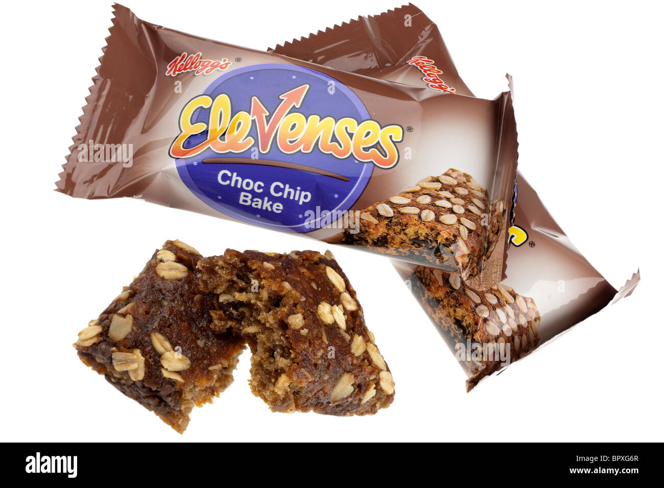 Drei Pakete von Kelloggs Zahlenwort Choc Chip backt einen ausgepackt und gebrochen in zwei Stücke Stockfoto