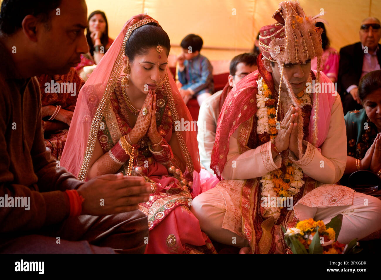 Hochzeit Zeremonie der indische Paare heiraten, Iskon Tempel, New Delhi, Uttar Pradesh, Indien. Stockfoto