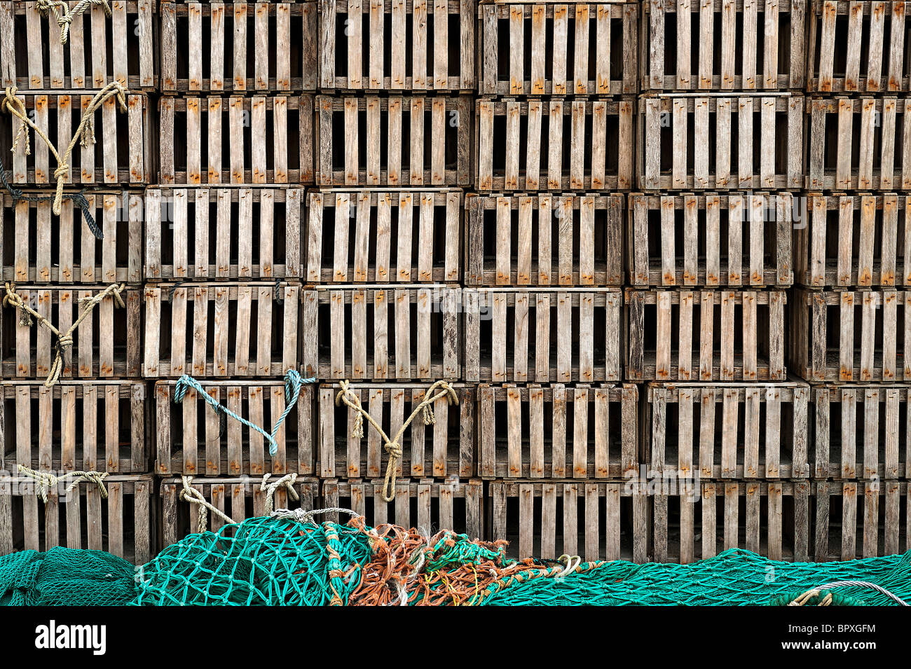 Hummerfallen und Fischernetze. Stockfoto