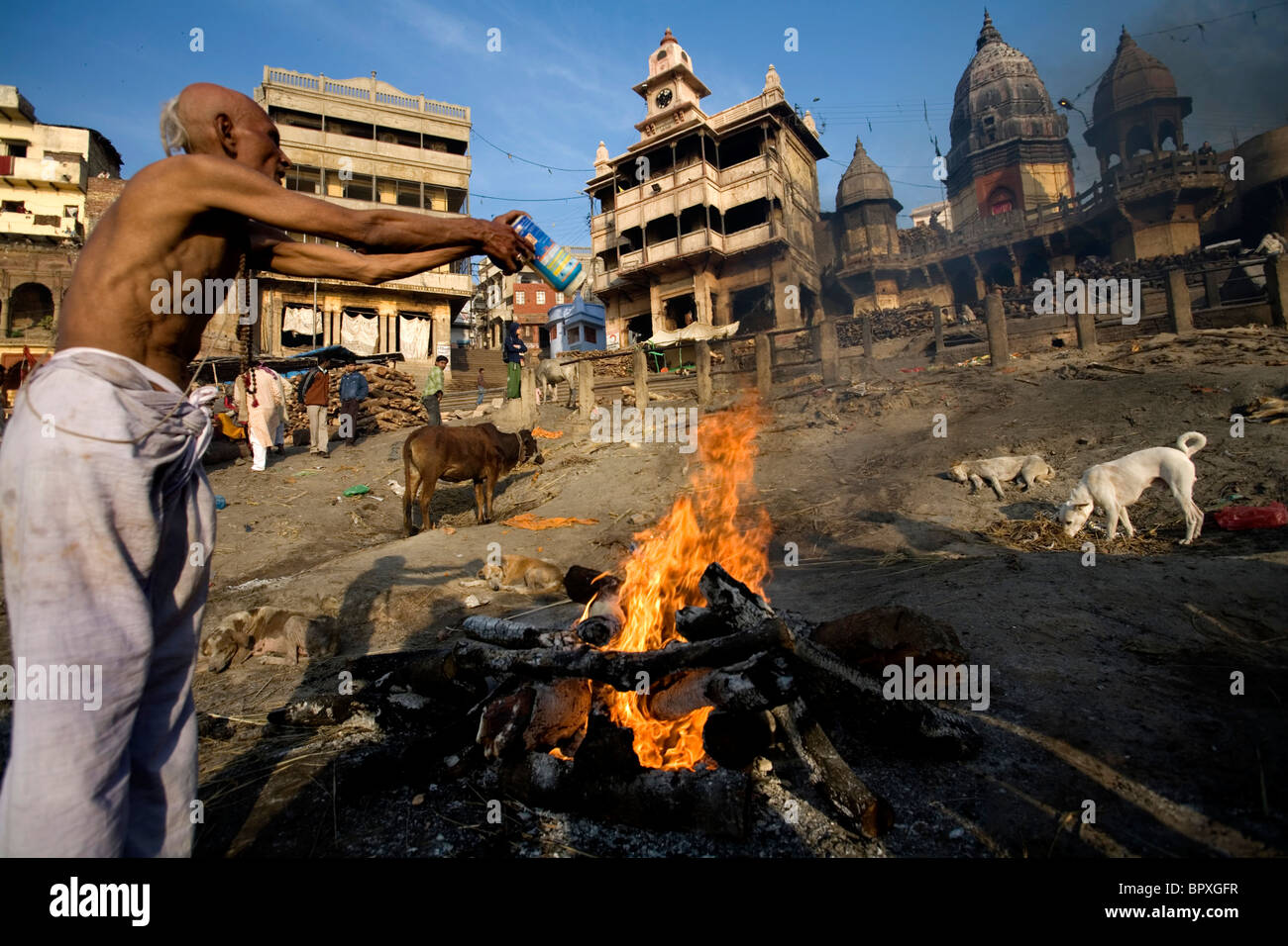 Bijay Singh brennen den Körper seines toten Vaters Manikarnika Ghat, Varanasi, Uttar Pradesh, Indien. Stockfoto